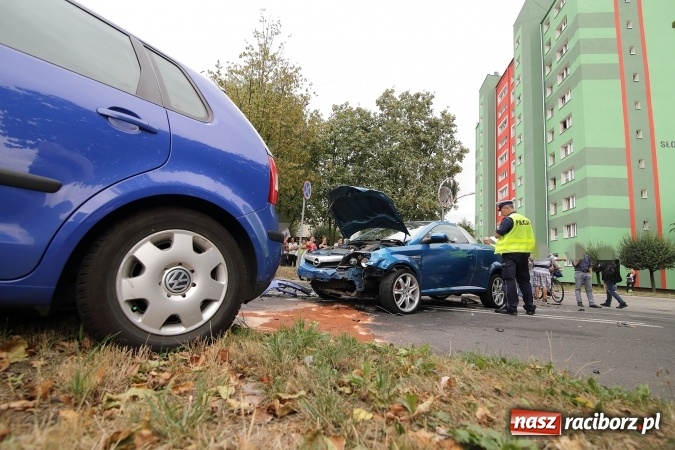 Zdjęcie w galerii na portalu naszraciborz.pl: Groźne zderzenie dwóch aut na Słowackiego wiadomości z regionu