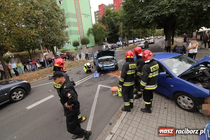 Zdjęcie w galerii na portalu naszraciborz.pl: Groźne zderzenie dwóch aut na Słowackiego wiadomości z regionu