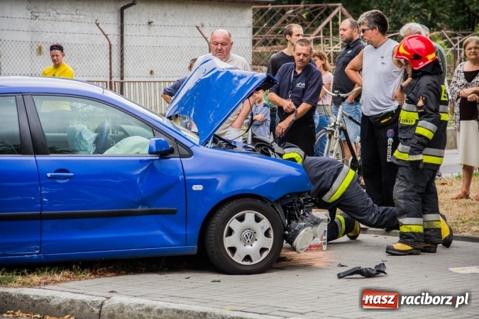 Zdjęcie w galerii na portalu naszraciborz.pl: Groźne zderzenie dwóch aut na Słowackiego wiadomości z regionu