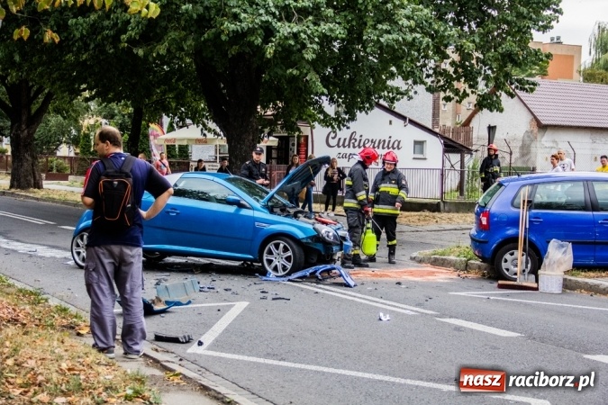 Zdjęcie w galerii na portalu naszraciborz.pl: Groźne zderzenie dwóch aut na Słowackiego wiadomości z regionu
