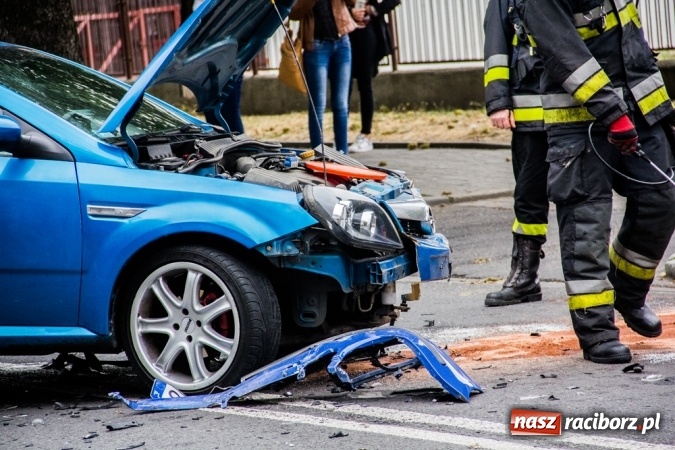 Zdjęcie w galerii na portalu naszraciborz.pl: Groźne zderzenie dwóch aut na Słowackiego wiadomości z regionu