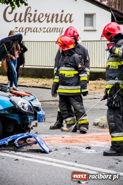 Zdjęcie w galerii na portalu naszraciborz.pl: Groźne zderzenie dwóch aut na Słowackiego wiadomości z regionu
