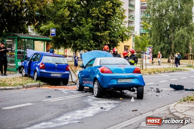 Zdjęcie w galerii na portalu naszraciborz.pl: Groźne zderzenie dwóch aut na Słowackiego wiadomości z regionu
