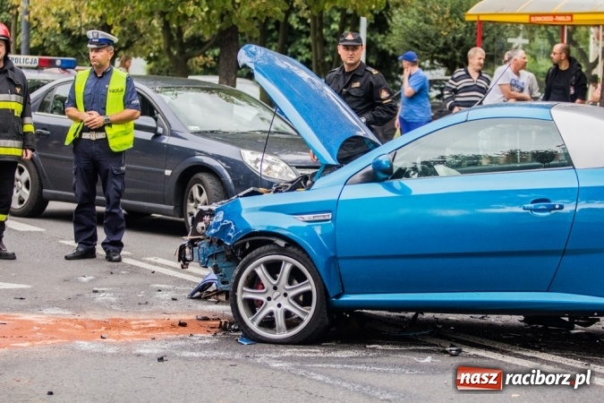 Zdjęcie w galerii na portalu naszraciborz.pl: Groźne zderzenie dwóch aut na Słowackiego wiadomości z regionu