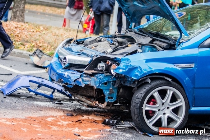 Zdjęcie w galerii na portalu naszraciborz.pl: Groźne zderzenie dwóch aut na Słowackiego wiadomości z regionu
