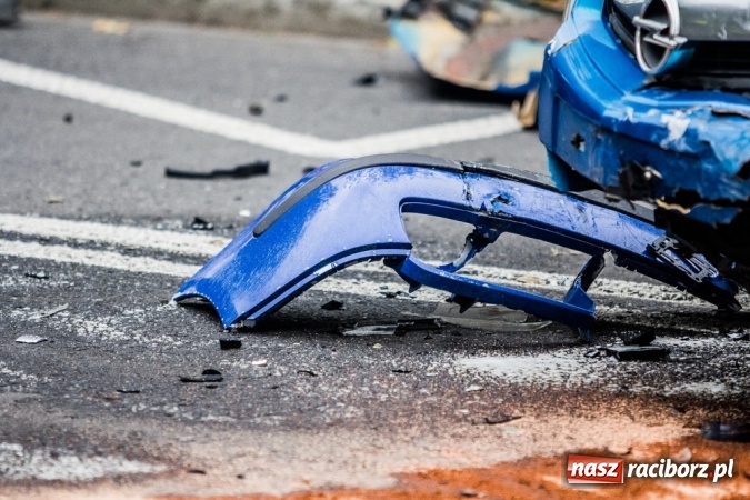 Zdjęcie w galerii na portalu naszraciborz.pl: Groźne zderzenie dwóch aut na Słowackiego wiadomości z regionu