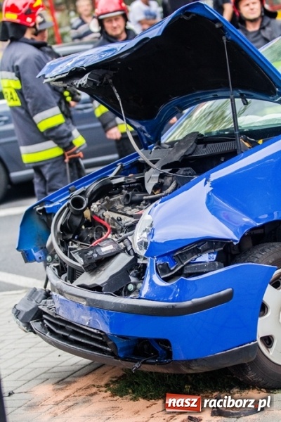 Zdjęcie w galerii na portalu naszraciborz.pl: Groźne zderzenie dwóch aut na Słowackiego wiadomości z regionu
