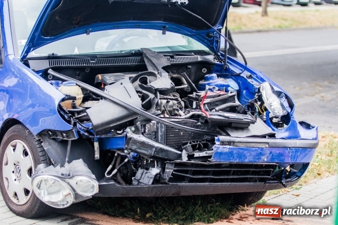 Zdjęcie w galerii na portalu naszraciborz.pl: Groźne zderzenie dwóch aut na Słowackiego wiadomości z regionu