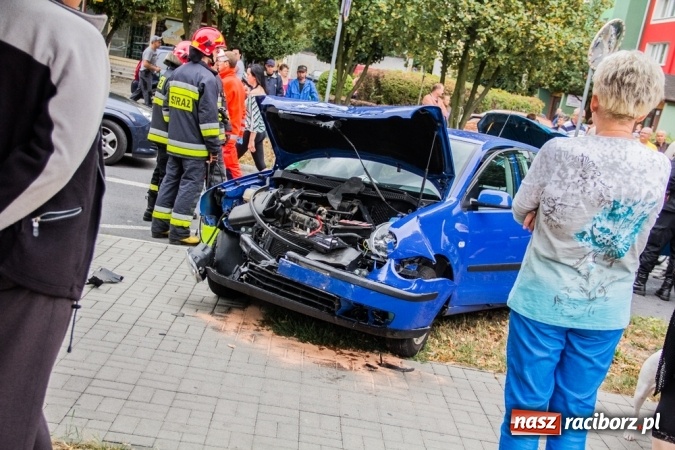 Zdjęcie w galerii na portalu naszraciborz.pl: Groźne zderzenie dwóch aut na Słowackiego wiadomości z regionu