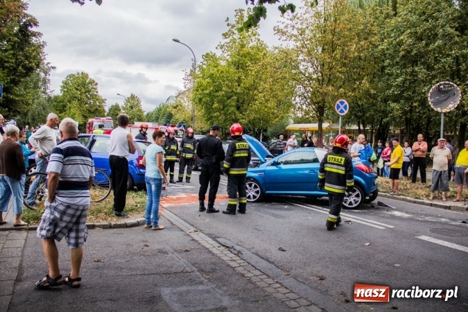 Zdjęcie w galerii na portalu naszraciborz.pl: Groźne zderzenie dwóch aut na Słowackiego wiadomości z regionu