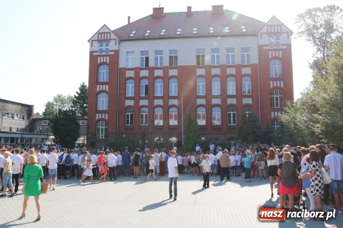 Zdjęcie w galerii na portalu naszraciborz.pl: Ponad 700 uczniów przywitało nowy rok szkolny w ZSOMS  wiadomości z regionu