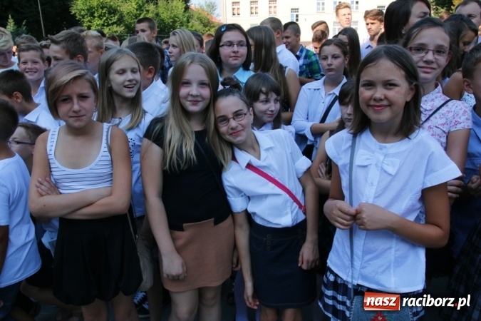 Zdjęcie w galerii na portalu naszraciborz.pl: Ponad 700 uczniów przywitało nowy rok szkolny w ZSOMS  wiadomości z regionu