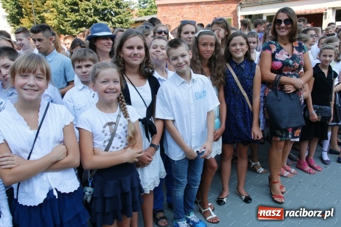Zdjęcie w galerii na portalu naszraciborz.pl: Ponad 700 uczniów przywitało nowy rok szkolny w ZSOMS  wiadomości z regionu