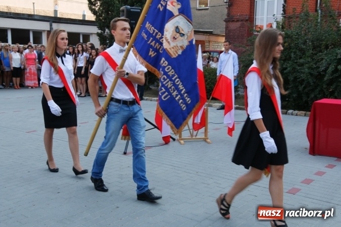 Zdjęcie w galerii na portalu naszraciborz.pl: Ponad 700 uczniów przywitało nowy rok szkolny w ZSOMS  wiadomości z regionu