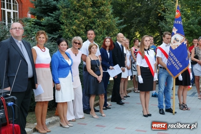 Zdjęcie w galerii na portalu naszraciborz.pl: Ponad 700 uczniów przywitało nowy rok szkolny w ZSOMS  wiadomości z regionu