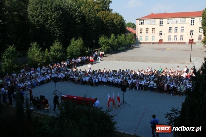 Zdjęcie w galerii na portalu naszraciborz.pl: Ponad 700 uczniów przywitało nowy rok szkolny w ZSOMS  wiadomości z regionu