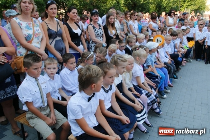 Zdjęcie w galerii na portalu naszraciborz.pl: Ponad 700 uczniów przywitało nowy rok szkolny w ZSOMS  wiadomości z regionu