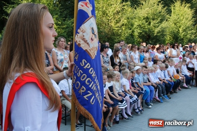 Zdjęcie w galerii na portalu naszraciborz.pl: Ponad 700 uczniów przywitało nowy rok szkolny w ZSOMS  wiadomości z regionu