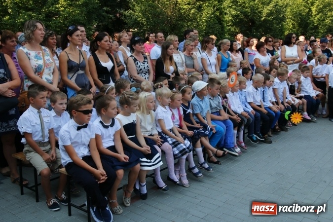 Zdjęcie w galerii na portalu naszraciborz.pl: Ponad 700 uczniów przywitało nowy rok szkolny w ZSOMS  wiadomości z regionu