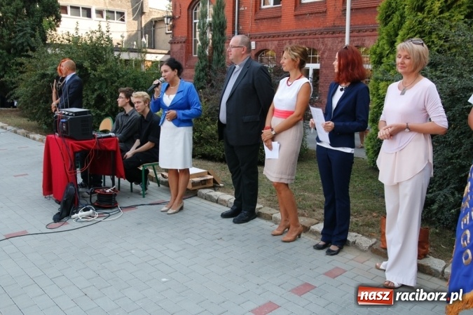 Zdjęcie w galerii na portalu naszraciborz.pl: Ponad 700 uczniów przywitało nowy rok szkolny w ZSOMS  wiadomości z regionu