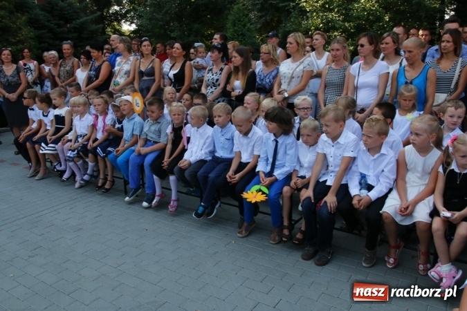 Zdjęcie w galerii na portalu naszraciborz.pl: Ponad 700 uczniów przywitało nowy rok szkolny w ZSOMS  wiadomości z regionu