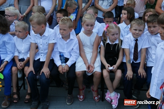 Zdjęcie w galerii na portalu naszraciborz.pl: Ponad 700 uczniów przywitało nowy rok szkolny w ZSOMS  wiadomości z regionu