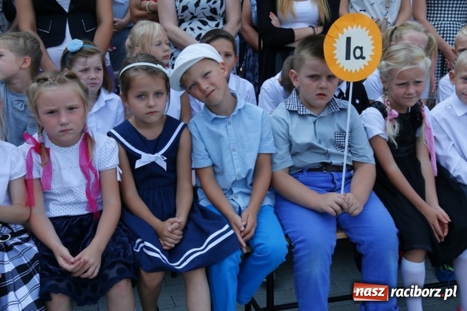 Zdjęcie w galerii na portalu naszraciborz.pl: Ponad 700 uczniów przywitało nowy rok szkolny w ZSOMS  wiadomości z regionu