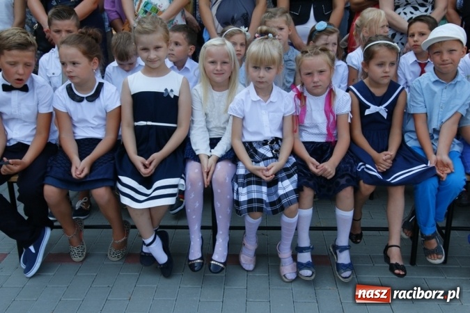 Zdjęcie w galerii na portalu naszraciborz.pl: Ponad 700 uczniów przywitało nowy rok szkolny w ZSOMS  wiadomości z regionu