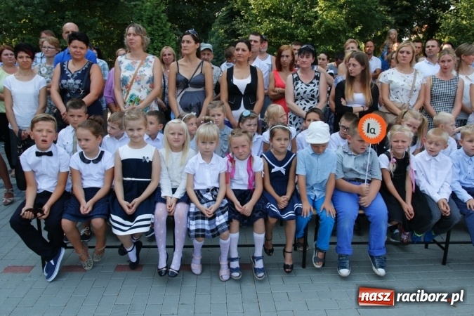 Zdjęcie w galerii na portalu naszraciborz.pl: Ponad 700 uczniów przywitało nowy rok szkolny w ZSOMS  wiadomości z regionu