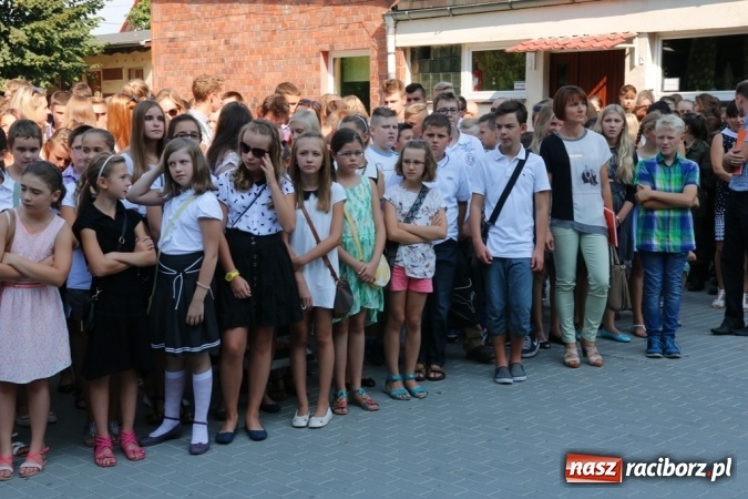 Zdjęcie w galerii na portalu naszraciborz.pl: Ponad 700 uczniów przywitało nowy rok szkolny w ZSOMS  wiadomości z regionu