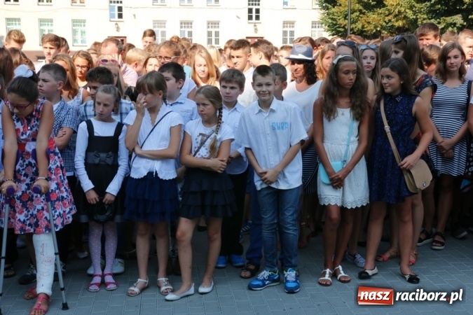 Zdjęcie w galerii na portalu naszraciborz.pl: Ponad 700 uczniów przywitało nowy rok szkolny w ZSOMS  wiadomości z regionu