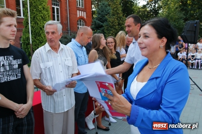 Zdjęcie w galerii na portalu naszraciborz.pl: Ponad 700 uczniów przywitało nowy rok szkolny w ZSOMS  wiadomości z regionu