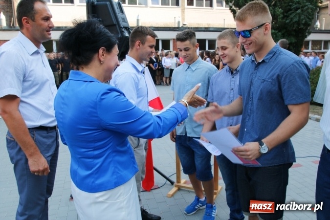 Zdjęcie w galerii na portalu naszraciborz.pl: Ponad 700 uczniów przywitało nowy rok szkolny w ZSOMS  wiadomości z regionu