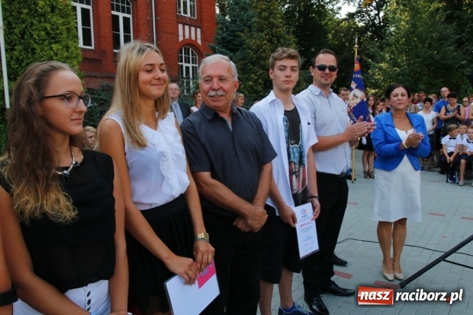 Zdjęcie w galerii na portalu naszraciborz.pl: Ponad 700 uczniów przywitało nowy rok szkolny w ZSOMS  wiadomości z regionu