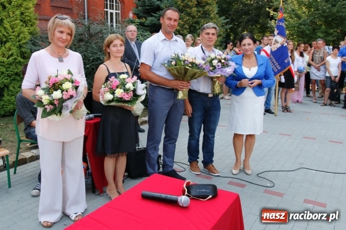 Zdjęcie w galerii na portalu naszraciborz.pl: Ponad 700 uczniów przywitało nowy rok szkolny w ZSOMS  wiadomości z regionu