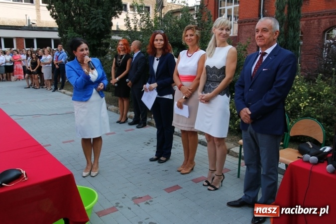 Zdjęcie w galerii na portalu naszraciborz.pl: Ponad 700 uczniów przywitało nowy rok szkolny w ZSOMS  wiadomości z regionu