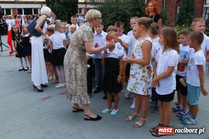 Zdjęcie w galerii na portalu naszraciborz.pl: Ponad 700 uczniów przywitało nowy rok szkolny w ZSOMS  wiadomości z regionu