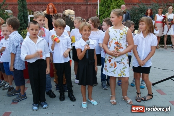 Zdjęcie w galerii na portalu naszraciborz.pl: Ponad 700 uczniów przywitało nowy rok szkolny w ZSOMS  wiadomości z regionu