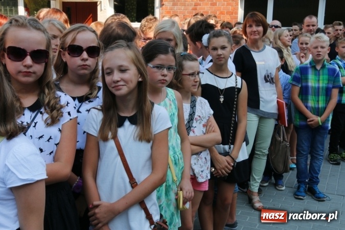 Zdjęcie w galerii na portalu naszraciborz.pl: Ponad 700 uczniów przywitało nowy rok szkolny w ZSOMS  wiadomości z regionu