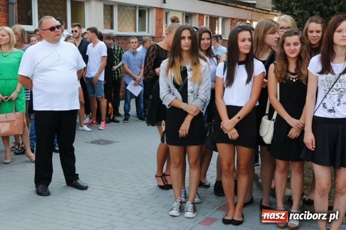 Zdjęcie w galerii na portalu naszraciborz.pl: Ponad 700 uczniów przywitało nowy rok szkolny w ZSOMS  wiadomości z regionu