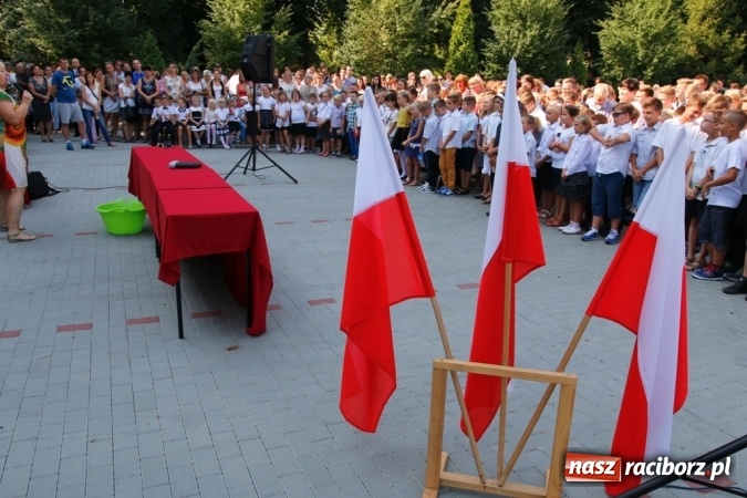 Zdjęcie w galerii na portalu naszraciborz.pl: Ponad 700 uczniów przywitało nowy rok szkolny w ZSOMS  wiadomości z regionu