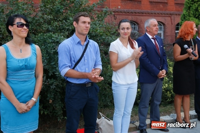 Zdjęcie w galerii na portalu naszraciborz.pl: Ponad 700 uczniów przywitało nowy rok szkolny w ZSOMS  wiadomości z regionu