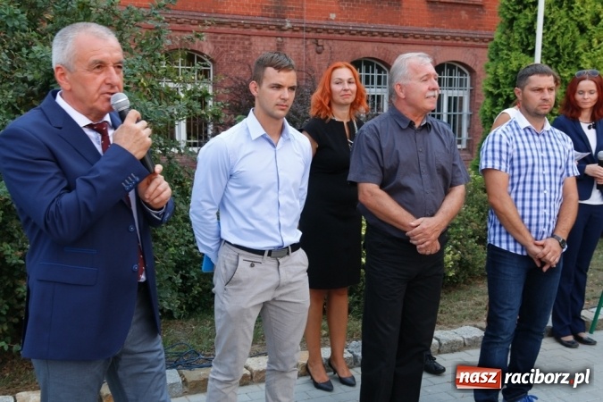 Zdjęcie w galerii na portalu naszraciborz.pl: Ponad 700 uczniów przywitało nowy rok szkolny w ZSOMS  wiadomości z regionu