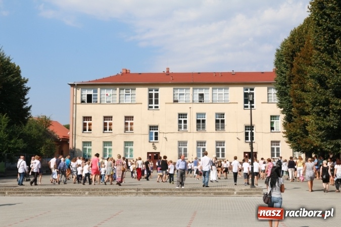 Zdjęcie w galerii na portalu naszraciborz.pl: Ponad 700 uczniów przywitało nowy rok szkolny w ZSOMS  wiadomości z regionu
