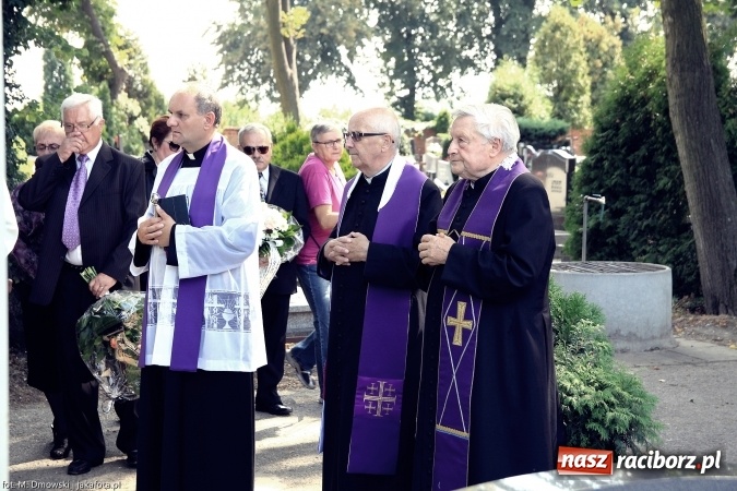 Zdjęcie w galerii na portalu naszraciborz.pl: Na cmentarzu Jeruzalem pożegnano Czesława Walę, byłego prezydenta Raciborza wiadomości z regionu