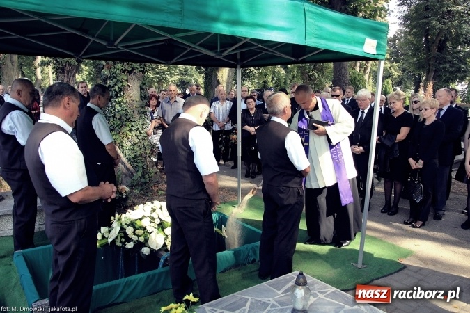 Zdjęcie w galerii na portalu naszraciborz.pl: Na cmentarzu Jeruzalem pożegnano Czesława Walę, byłego prezydenta Raciborza wiadomości z regionu