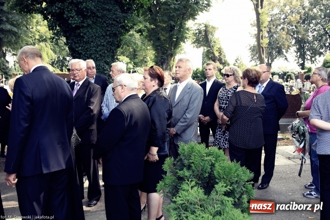Zdjęcie w galerii na portalu naszraciborz.pl: Na cmentarzu Jeruzalem pożegnano Czesława Walę, byłego prezydenta Raciborza wiadomości z regionu