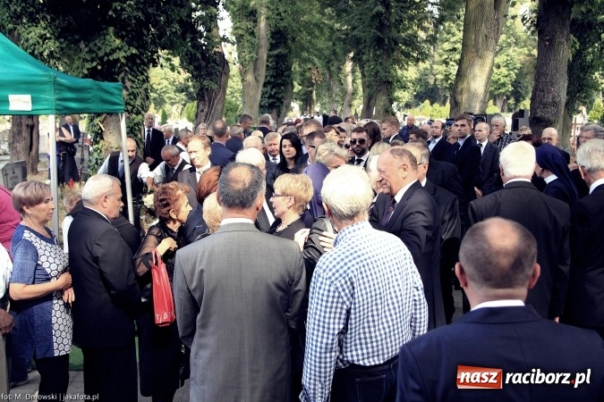 Zdjęcie w galerii na portalu naszraciborz.pl: Na cmentarzu Jeruzalem pożegnano Czesława Walę, byłego prezydenta Raciborza wiadomości z regionu