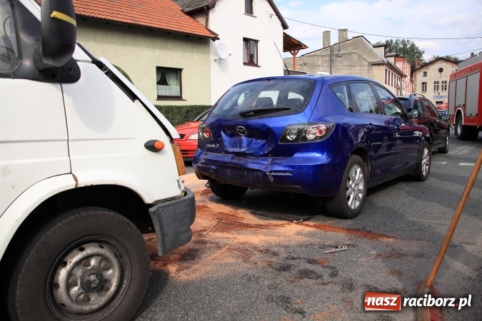 Zdjęcie w galerii na portalu naszraciborz.pl: Kraksa w Pietrowicach Wielkich. Zderzyły się trzy pojazdy wiadomości z regionu