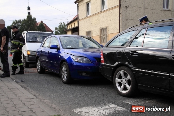 Zdjęcie w galerii na portalu naszraciborz.pl: Kraksa w Pietrowicach Wielkich. Zderzyły się trzy pojazdy wiadomości z regionu